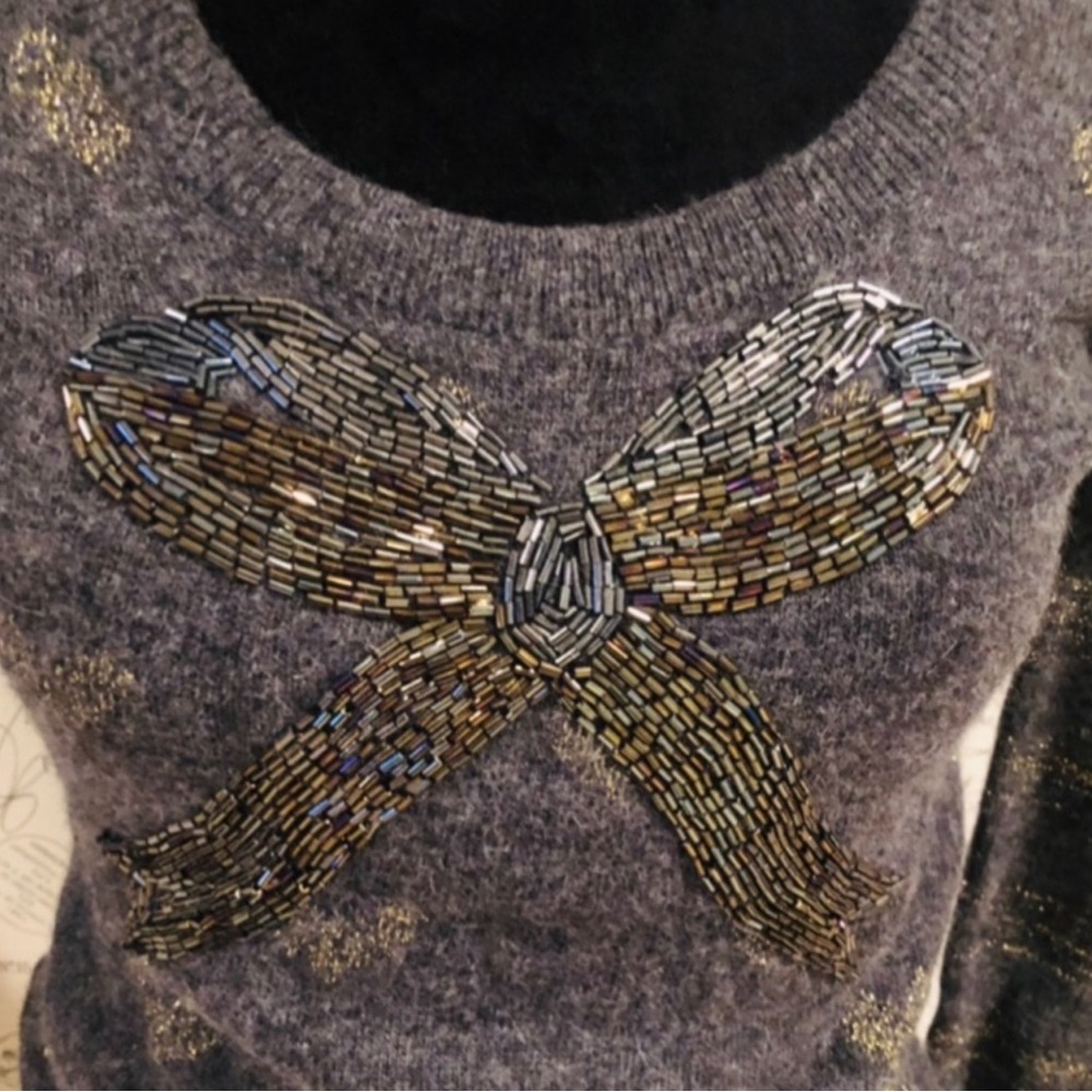 Large 10 FEET DESIGNER GORGEOUS DETAIL GRAY SWEATER W/ GOLD HEARTS - Picture 3 of 9